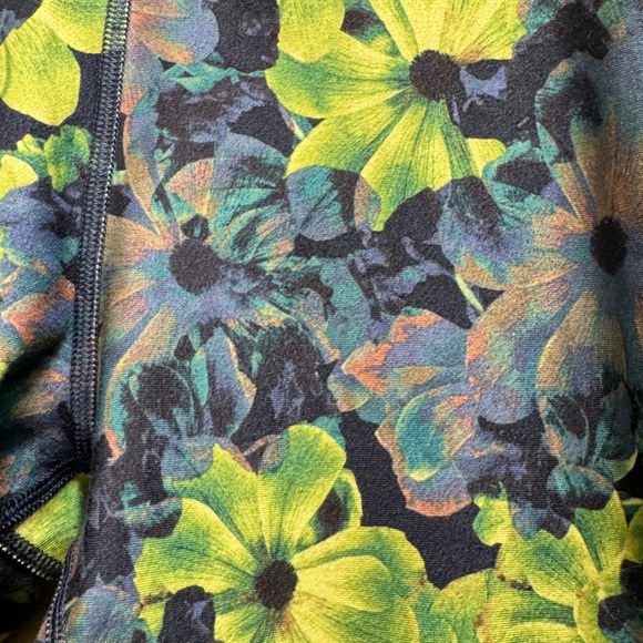 Fabletics Define PowerHold® Mid-Rise Capri Workout Pants Size L EUC - Picture 4 of 8